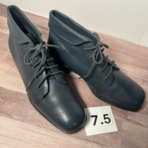 St. John’s Bay Deep Blue leather square toe ankle boots 7.5W  LIKE NEW - Picture 7 of 16
